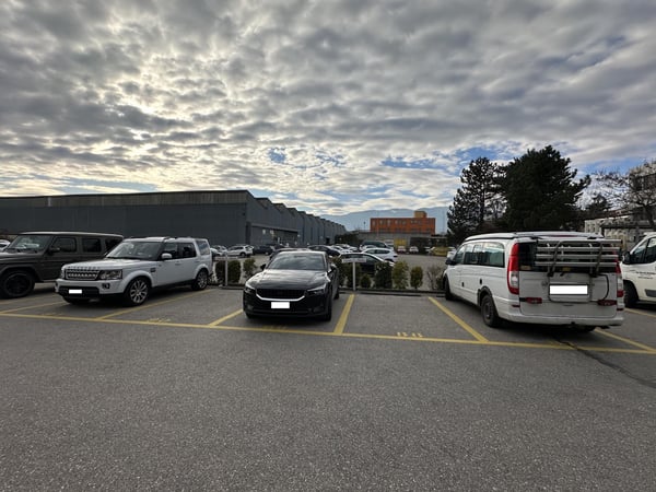 LOCAL COMMERCIAL DANS CENTRE ARTISANAL 12