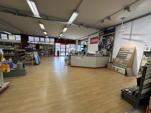 LOCAL COMMERCIAL DANS CENTRE ARTISANAL 5