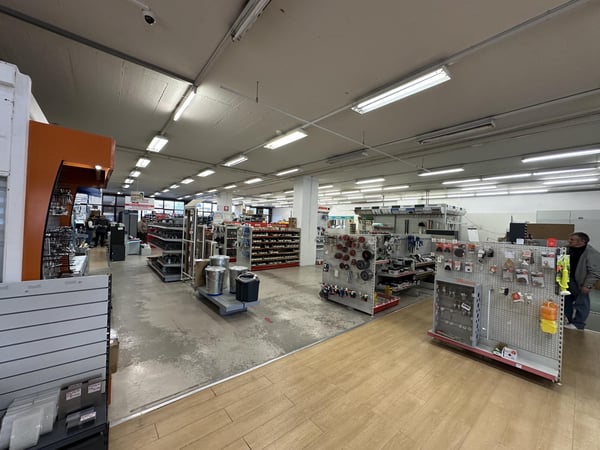 LOCAL COMMERCIAL DANS CENTRE ARTISANAL 6