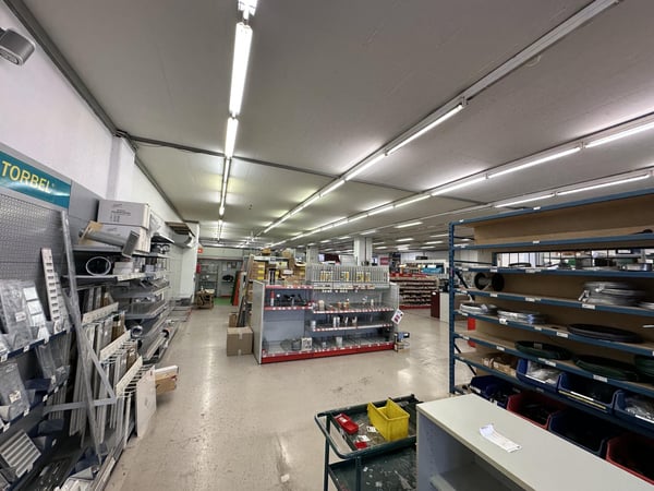 LOCAL COMMERCIAL DANS CENTRE ARTISANAL 11