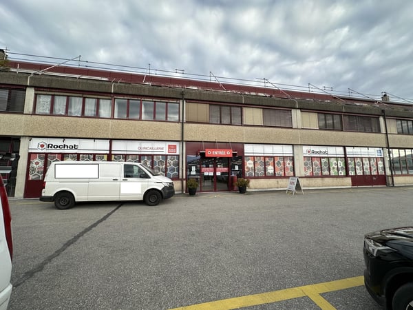 LOCAL COMMERCIAL DANS CENTRE ARTISANAL 1