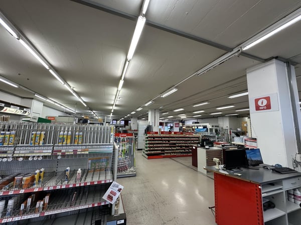 LOCAL COMMERCIAL DANS CENTRE ARTISANAL 8