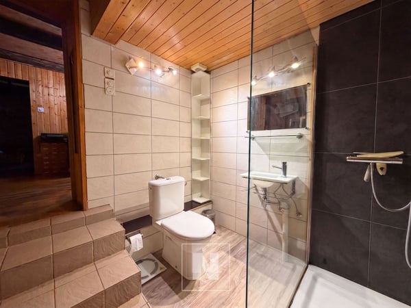 Les Charbonnières, ancienne ferme à rénover env. 230 m2 + appartement de 2 pièces 12