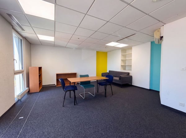 Local commercial à vendre à Crissier - 7,5 pièces de 179m2 avec un dépôts et des places de parking ! 12