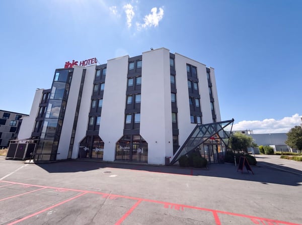 Local commercial à vendre à Crissier - 7,5 pièces de 179m2 avec un dépôts et des places de parking ! 2