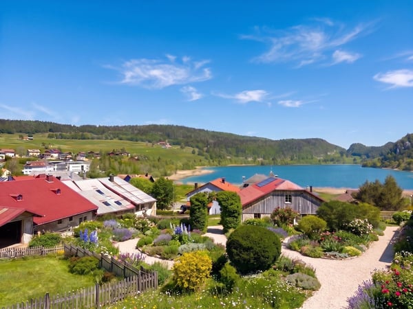 Maison à vendre à la Vallée de Joux de 6.5 pièces - 230 m², avec appartement de 2 pièces et grand jardin 1