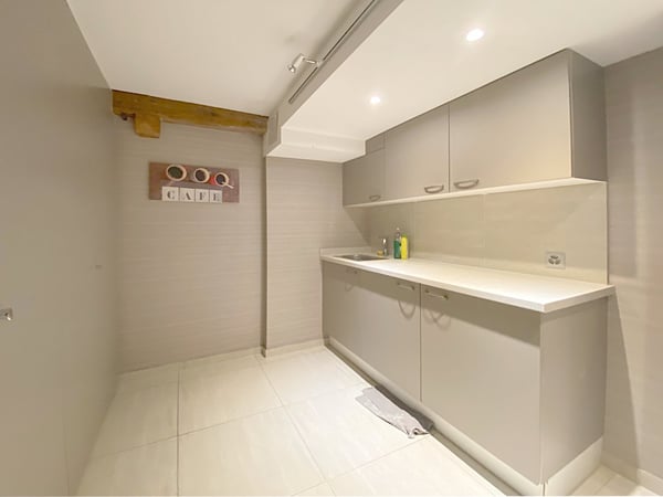 Local commercial situé en plein cœur du centre historique d'Yverdon-les-Bains 4