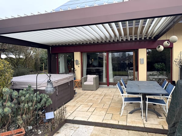Villa jumelle avec jardin joliment aménagé et fleuri 10