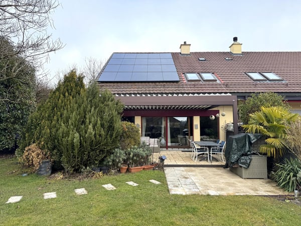 Villa jumelle avec jardin joliment aménagé et fleuri 10