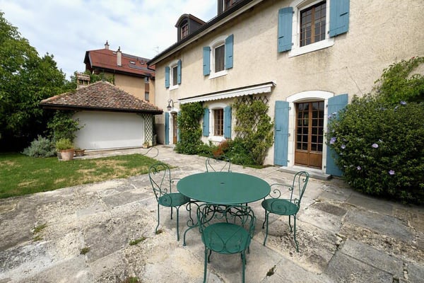 Magnifique appartement de 6.5 pièces dans maison de village, accès grand jardin privatif