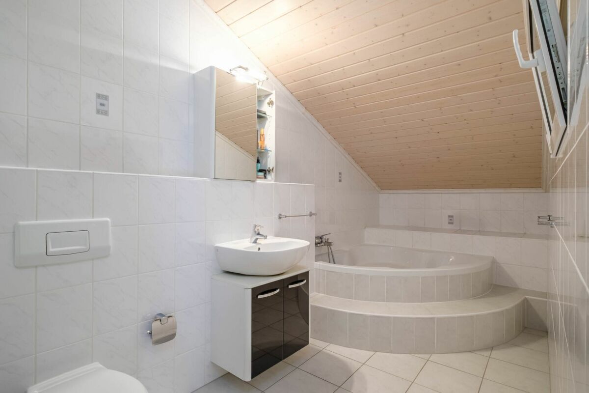 Villa d'angle lumineuse avec 300 m² de jardin et double garage