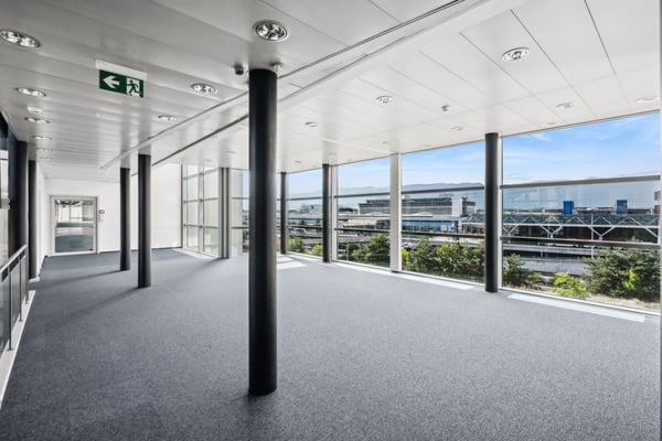 Bureaux Plug & Play à l'aéroport avec e…