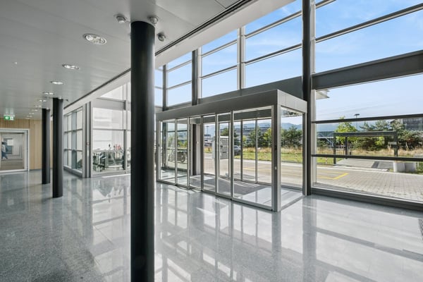 Bureaux Plug & Play à l'aéroport avec excellente visibilité 2
