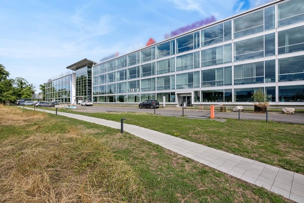 Bureaux Plug & Play à l'aéroport avec excellente visibilité 3
