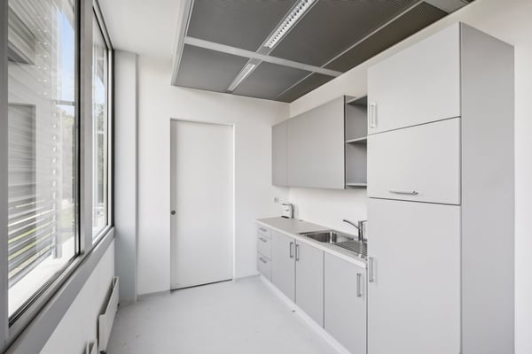 Bureaux Plug & Play à l'aéroport avec excellente visibilité 7
