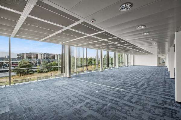 Bureaux Plug & Play à l'aéroport avec excellente visibilité 6