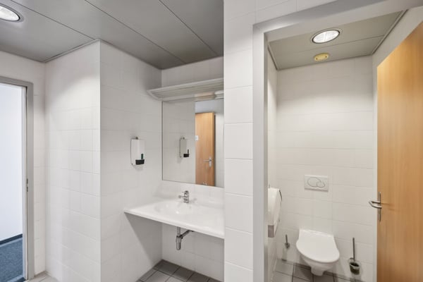 Bureaux Plug & Play à l'aéroport avec excellente visibilité 4