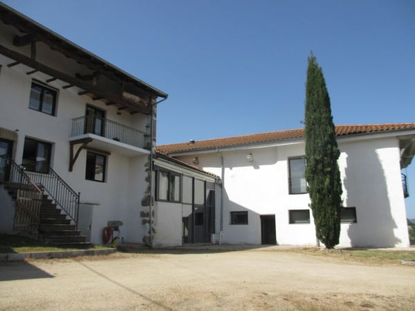 Ensemble immobilier avec piscine intérieure et terrain de 7'878 m² 4