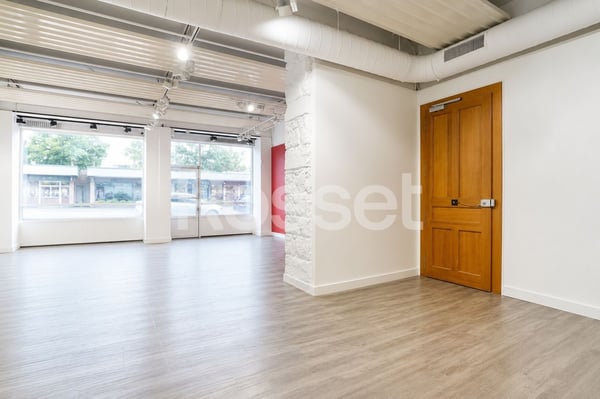 Arcade d'env. 80m² avec dépôt d'env. 30m² au sous-sol 5