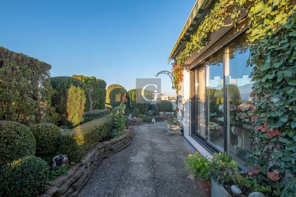 Magnifique attique avec grande terrasse et vue spectaculaire 2