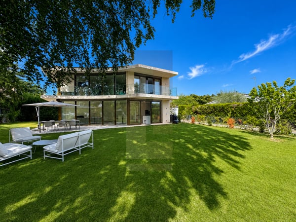 Belle villa contemporaine avec jardin