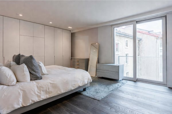 Élégant duplex contemporain avec double hauteur et services hôteliers 6