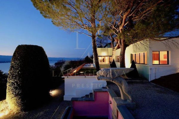 Superbe villa atypique surplombant le lac 4
