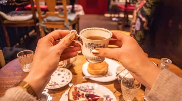 CAFÉ TEA-ROOM AVEC PETITE RESTAURATION DANS LE QUARTIER DENSE DES NATIONS 1