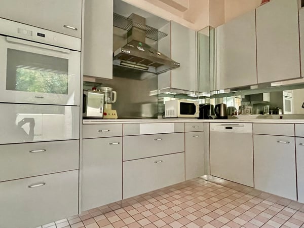 Bel appartement en attique de 6 pièces à Conches dans un magnifique parc de 30'000 m2 6