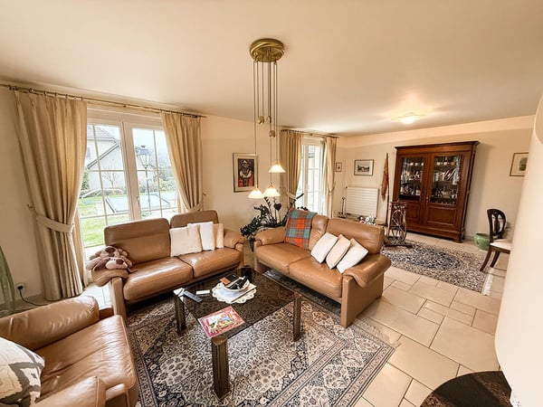 VILLA AVEC BEAUCOUP DE CHARME IDEALEMENT SITUEE 4