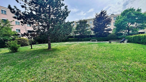 Spacieux attique de 5 pièces avec balcon, garage box et grande cave 20