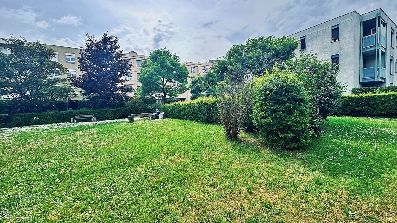 Spacieux attique de 5 pièces avec balcon, garage box et grande cave