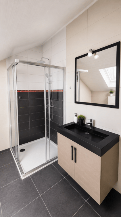 Superbe villa individuelle de 2 logements et disponible aménagé en grand studio, à proximité immédiate du centre d'Yverdon, avec spacieux jardin richement arboré et fleuri 31