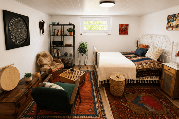 Superbe villa individuelle de 2 logements et disponible aménagé en grand studio, à proximité immédiate du centre d'Yverdon, avec spacieux jardin richement arboré et fleuri 18