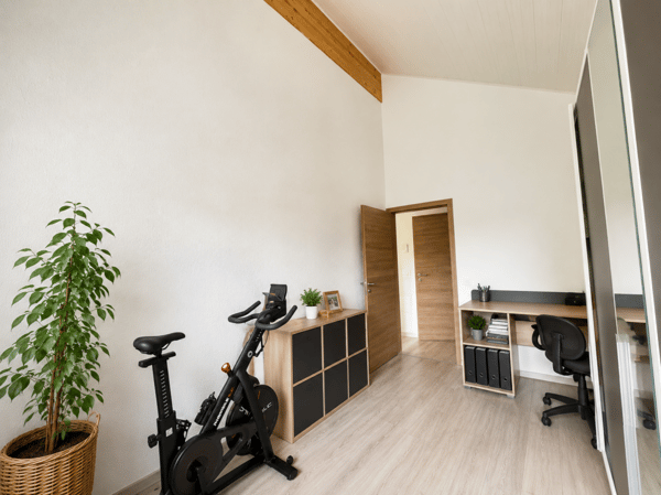 Superbe villa individuelle de 2 logements et disponible aménagé en grand studio, à proximité immédiate du centre d'Yverdon, avec spacieux jardin richement arboré et fleuri 33