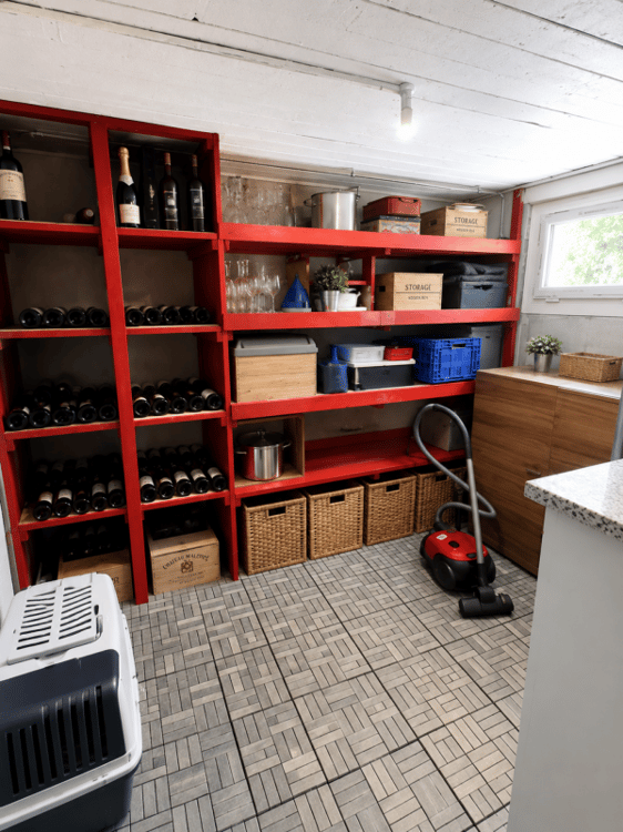 Superbe villa individuelle de 2 logements et disponible aménagé en grand studio, à proximité immédiate du centre d'Yverdon, avec spacieux jardin richement arboré et fleuri 36