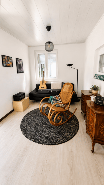 Superbe villa individuelle de 2 logements et disponible aménagé en grand studio, à proximité immédiate du centre d'Yverdon, avec spacieux jardin richement arboré et fleuri 14