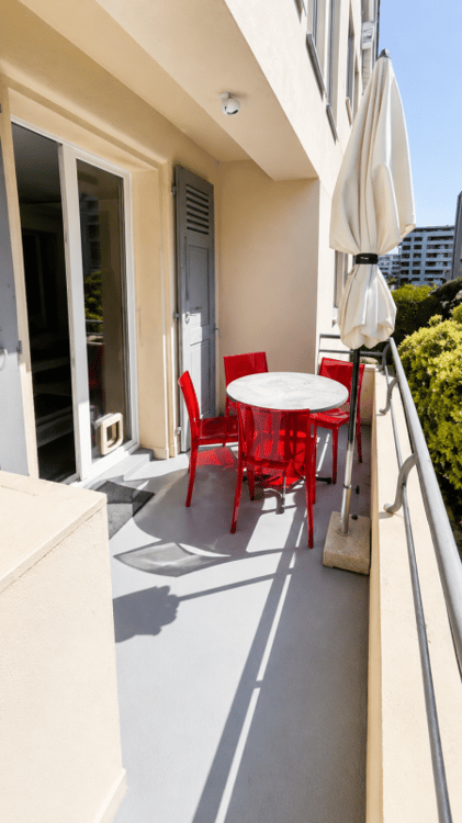 Superbe villa individuelle de 2 logements et disponible aménagé en grand studio, à proximité immédiate du centre d'Yverdon, avec spacieux jardin richement arboré et fleuri 17