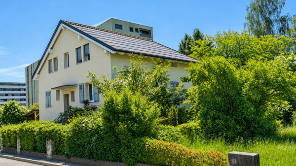 Superbe villa individuelle de 2 logements et disponible aménagé en grand studio, à proximité immédiate du centre d'Yverdon, avec spacieux jardin richement arboré et fleuri 40