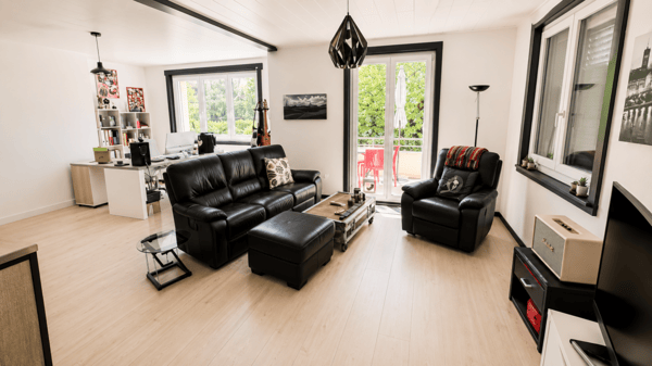 Superbe villa individuelle de 2 logements et disponible aménagé en grand studio, à proximité immédiate du centre d'Yverdon, avec spacieux jardin richement arboré et fleuri 7