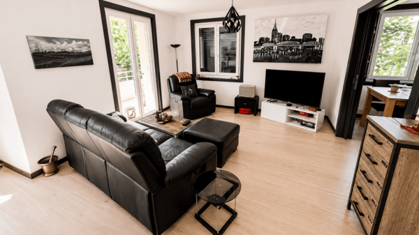 Superbe villa individuelle de 2 logements et disponible aménagé en grand studio, à proximité immédiate du centre d'Yverdon, avec spacieux jardin richement arboré et fleuri 8