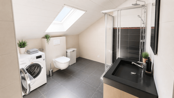 Superbe villa individuelle de 2 logements et disponible aménagé en grand studio, à proximité immédiate du centre d'Yverdon, avec spacieux jardin richement arboré et fleuri 35