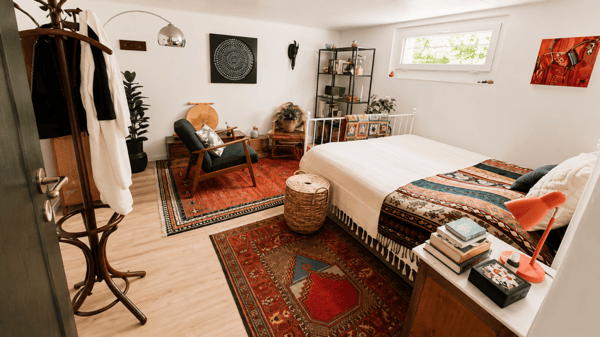 Superbe villa individuelle de 2 logements et disponible aménagé en grand studio, à proximité immédiate du centre d'Yverdon, avec spacieux jardin richement arboré et fleuri 19