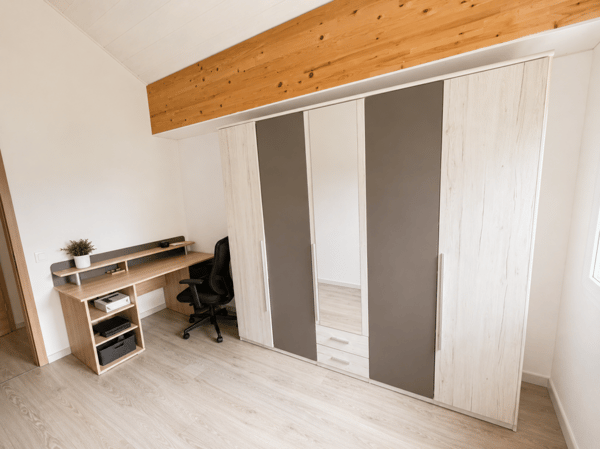 Superbe villa individuelle de 2 logements et disponible aménagé en grand studio, à proximité immédiate du centre d'Yverdon, avec spacieux jardin richement arboré et fleuri 32