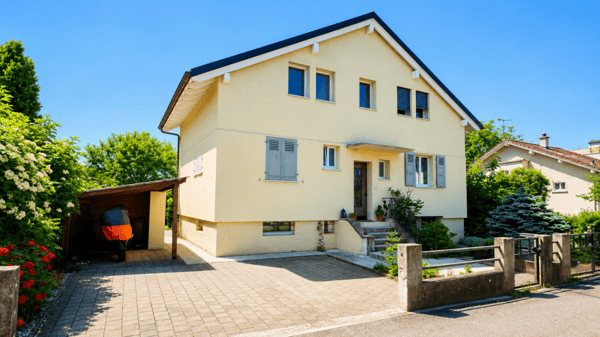 Superbe villa individuelle de 2 logements et disponible aménagé en grand studio, à proximité immédiate du centre d'Yverdon, avec spacieux jardin richement arboré et fleuri 41