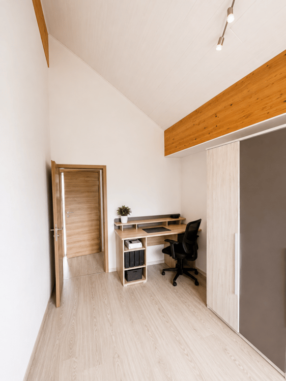 Superbe villa individuelle de 2 logements et disponible aménagé en grand studio, à proximité immédiate du centre d'Yverdon, avec spacieux jardin richement arboré et fleuri 34