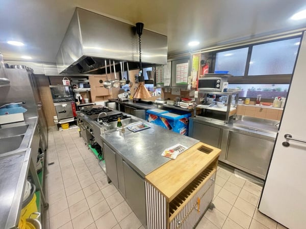 Local commercial + fonds de commerce 12