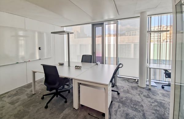 Espace de bureau privé pour 3 personnes à Regus City Flon 18