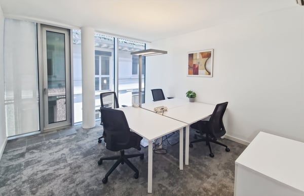 Espace de bureau privé pour 3 personnes à Regus City Flon 16