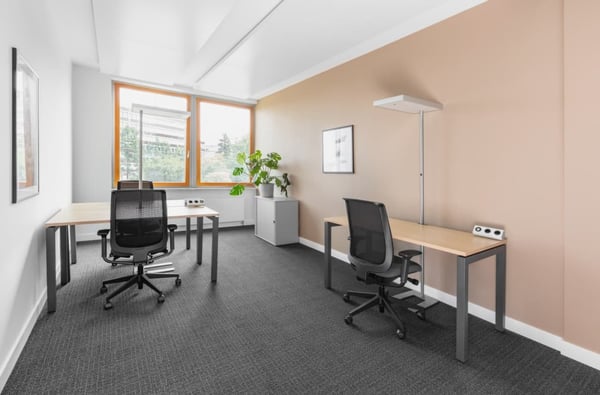 Privatbüro für drei Personen in Regus Heuwaage 1